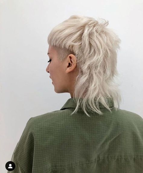 Shaved sides modern mullet #modern #mullet #shaved #sides #hairstyles #hairstylesforgirls Mullet Shaved Sides, Mullet Haircut, Modern Mullet, Summer Haircuts, Punk Hair, Edgy Hair, Shaved Sides, 짧은 머리, Mullet Hairstyle