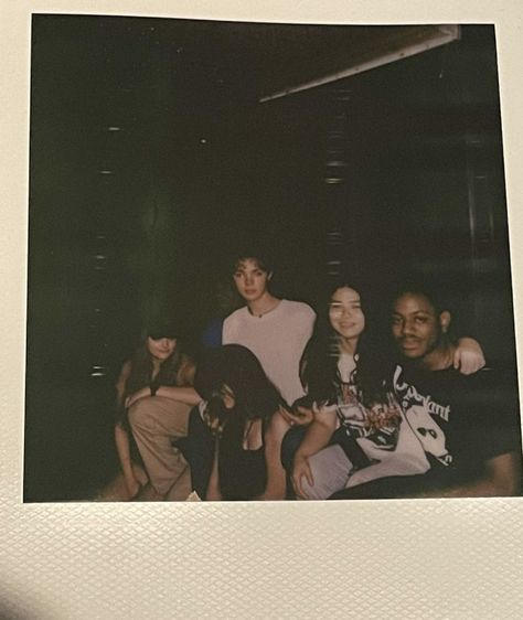 Polaroid Group Friends, Friends Polaroid Aesthetic, Friends Group, Polaroid Pictures, Aesthetic Indie, Group Of Friends, Fashion Aesthetic, Camera Roll, High School