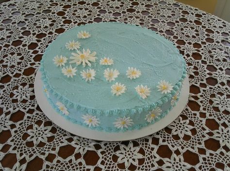 Single layer cake with daisies Simple Single Layer Cake, Cake With Daisies, Single Layer Cake, Single Layer Cakes, Daisy Cakes, Baking Stuff, Spring Cake, Easy Cake Decorating, Beautiful Desserts