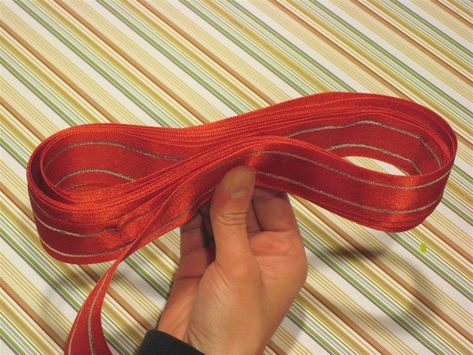 Making Large Bows Out Of Ribbon, Making Large Bows, Diy Gift Bow, Bow Tying, Bow Making Tutorials, Diy Wreath Bow, Easy Bow, Loopy Bow, Christmas Bows Diy