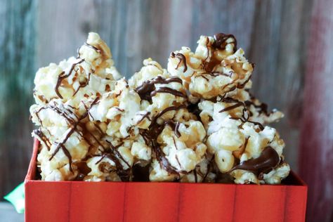 My Just Like Main Street Disneyland Caramel Chocolate Popcorn is perfect for a snack that covers your crunchy, sweet and salty deliciousness cravings! Butterscotch Popcorn, Chocolate Peanut Butter Popcorn, Covered Popcorn, Chocolate Drizzled Popcorn, Chocolate Covered Popcorn, Peanut Butter Popcorn, Popcorn Recipes Caramel, Salty Treats, Chocolate Popcorn