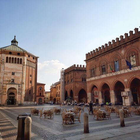 Waiting for the weekend 🥂 **** Cathedral Square in Cremona, Italy. 🥰 Italian Town Square, Italy Pics, Cremona Italy, Italian Cities, Public Square, Medieval Houses, Regions Of Italy, Italy Aesthetic, Sainte Marie