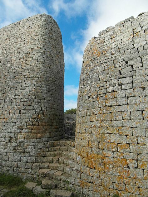 Great Zimbabwe is an ancient city in the southeastern hills of Zimbabwe near Lake Mutirikwe and Masvingo town and close to the Chimanimani Mountains.The structure is an evidence to a culture of great wealth and great architectural skill. The mortar-less Granite Stone Walls display an architecture that is unparalleled elsewhere in Africa or beyond. Ancient Zimbabwe, Great Zimbabwe, Black Architecture, National Geographic Photographers, Gods Goddesses, Sacred Sites, Stone Architecture, Africa Do Sul, Wildlife Safari