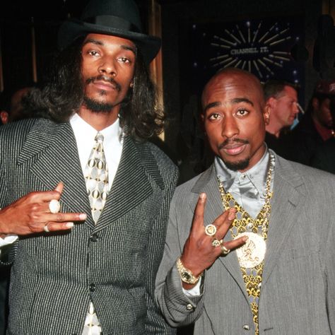 Snoop Dogg And Tupac, Tupac Fashion, 90s Hip Hop Aesthetic, 90s Rappers, Eminem Wallpapers, Halloween Duos, Tupac Pictures, Hip Hop Classics, 90s Rap