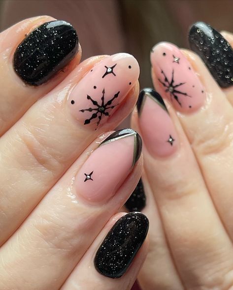 27 Snowflake Nails Ideas for 2024-2025 - Fall Update 2024 Pink And Black Christmas Nails, Glittery Black Nails, Goth Winter Nails, Christmas Nails Black, Black Winter Nails, Holiday Party Nails, Theme Nails, Snowflake Art, Christmas Nail Design