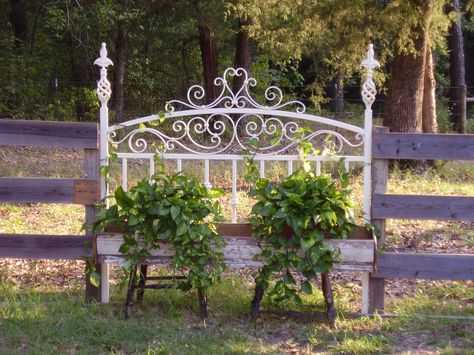 Iron headboard with reclaimed lumber used as planter and old chair legs used as base. Looks great Diy Garden Gate, Iron Headboard, Country Garden Decor, Garden Junk, Garden Whimsy, Have Inspiration, Garden Yard Ideas, Garden Gate, Garden Trellis