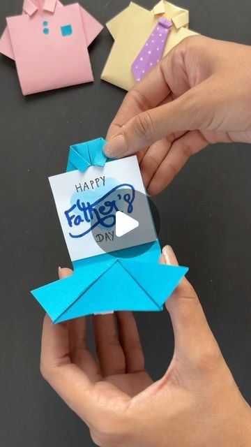 Gayatri chouhan on Instagram: "DIY Father’s Day Gift Idea👨🏻‍🍼#fathersday #fathersdaygifts #fathersdaygiftideas #fathersdaycard #fatherandson #fatherdaughter #giftforfather #cardforfather #giftideas #handmade" Fathersday Gift Diy, Fathers Day Gifts Ideas From Kids Crafts, Fathersday Card Idea, Handmade Fathers Day Cards Ideas, Fathersday Gift Ideas, Father's Day Cards Handmade, Diy Hair Accessories Ribbon, Paper Wall Hanging, Fun Folds