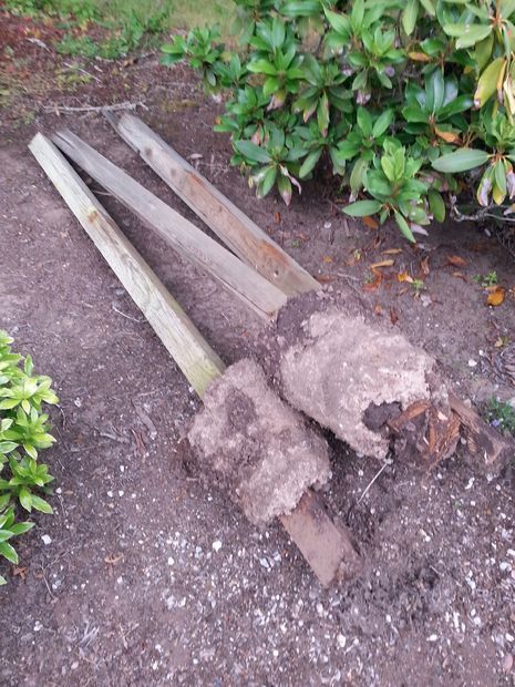 Setting Fence Posts, Fence Post Repair, Concrete Fence Posts, Wood Fence Post, Wooden Fence Posts, Cracked Concrete, Metal Fence Posts, Concrete Posts, Concrete Footings