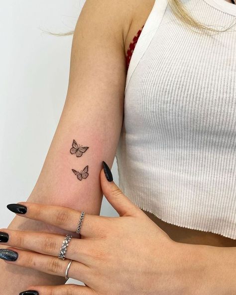 Fine Line Butterfly Tattoo, Line Butterfly Tattoo, Fine Line Butterfly, Line Butterfly, Fly Baby, Berlin Tattoo, Petite Tattoos, Butterfly Tattoos, Stylist Tattoos