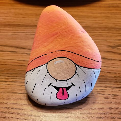 Painted Rock Gnomes, Rock Painting Gnomes, Triangle Rock Painting Ideas, Stenmaling Ideas, Easy Rock Painting Ideas For Beginners, Painted Rocks Ideas Easy, Gnome Rock Painting Ideas, Gnome Rock Painting, Gnome Rocks