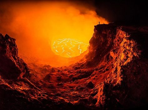 Volcano Pictures, Volcano Photos, Ceramic Poppies, Gates Of Hell, Hawaii Volcanoes National Park, Hawaii Volcano, Volcano National Park, New Museum, National Geographic Photos