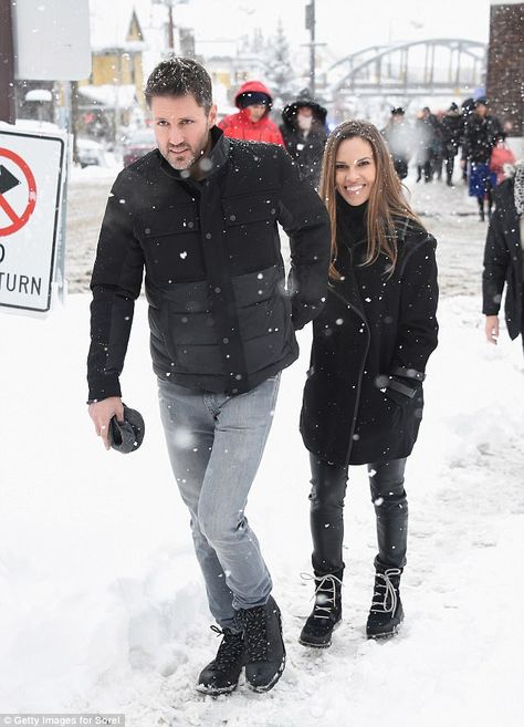 Snow bunnies: Hilary Swank and boyfriend Philip Schneider looked like they were enjoying the weather Sundance Film Festival Outfits, Make Snow, Hilary Swank, Maggie Gyllenhaal, Sundance Style, Glamorous Outfits, Snow Bunnies, Elizabeth Gillies, Ladies Gents