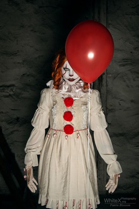 Female Pennywise from IT Cosplay It Pennywise Costume, Female Pennywise, It Chapter One, Pennywise Cosplay, Mad Hatter Cosplay, It Cosplay, Clown Costume Women, Halloween Run, Stephen Kings