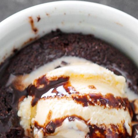 Elyse Ellis on Instagram: "I’ve always been a molten lava cake lover. I would go to Chili’s all the time for a Diet Coke, chips + salsa and a molten lava cake. I love them so much that I literally served them at my wedding reception (not a macro-friendly version).😆This is a quick treat to help you hit your macros + curb your sweet tooth. Make sure to follow the microwave directions so it doesn’t dry out! Molten Lava Protein Mug Cake: (Serves 1)  1/4 cup Kodiak Dark Chocolate Powder Cakes 25 Confectionary Recipes, Paleo Mug Cake, Paleo Chocolate Cake, Keto Sweet Treats, Low Carb Mug Cakes, Keto Chocolate Mug Cake, Nutella Mug Cake, Keto Mug, Chocolate Mug Cake