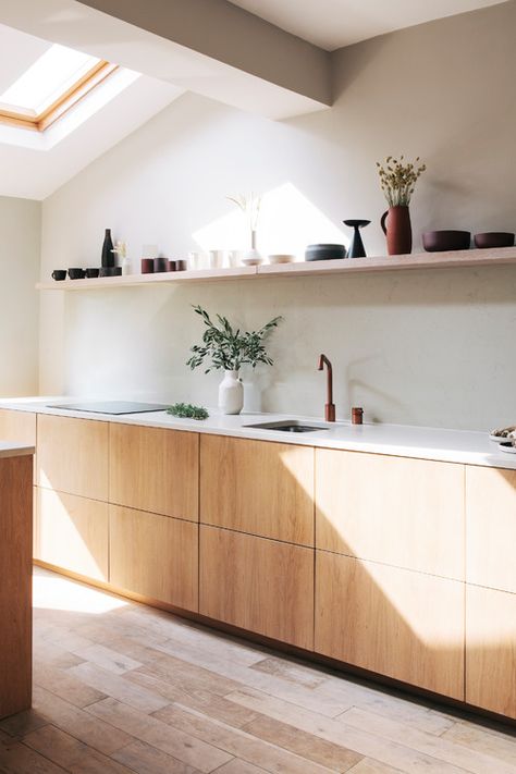 Modern Wood Kitchen, Scandi Kitchen, White Oak Kitchen, Natural Wood Kitchen, Plywood Kitchen, Kitchen Ikea, Urban Kitchen, Ikea Kitchen Cabinets, Open Kitchen Shelves