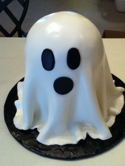 Easy Ghost Cake, Ghost Cake Birthday, Halloween 1st Birthday Cake, Ghost Birthday Cake, Ghost Cakes, Halloween First Birthday Party, Birthday Cake Oreo, Ghost Birthday Party, Pumpkin Shaped Cake