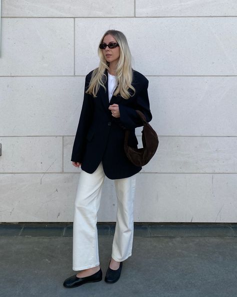 Scandi summer calls for blazer and jeans 🤍 White Oversized Blazer Outfit, Black Ballet Flats Outfit, Oversized Blazer Outfit, Jeans Blazer Outfit, White Blazer Outfits, Black Blazer Outfit, White Jeans Outfit, Stockholm Street Style, Business Outfits Women