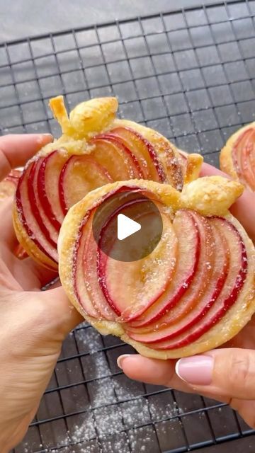 Apple Tart Puff Pastry, Apple Recipes With Puff Pastry, Cute Pastry, Baking Cute, Apple Tartlets, Eclairs Dessert, Fruit Desserts Easy, Apple Tart Recipe, Baked Apple Recipes