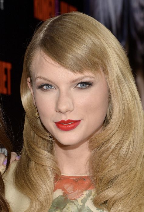 Taylor Swift Hairstyles With Fringe Bangs, Taylor Swift Hair Color, Taylor Swift Hairstyles, Hairstyles With Fringe, Asymmetrical Bangs, Swept Bangs, Side Fringe, Taylor Swift New, Fringe Bangs