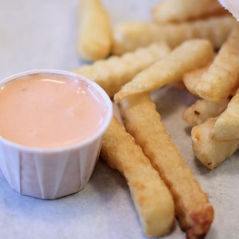 Behold, fry sauce! Freddys Fry Sauce Recipe, Crab Cake Remoulade, Marie Rose Sauce, Burger Sauces Recipe, Gastro Obscura, Marie Rose, Fry Sauce, Burger Sauce, Barbecue Recipes