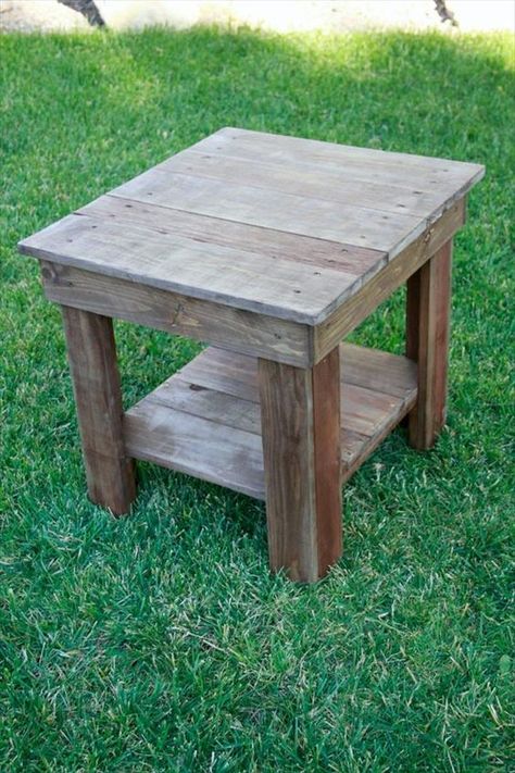 Pallet End Table, Pallet End Tables, Rustic End Tables, Stained Table, Diy End Tables, Western Furniture, Recycled Pallets, Wooden Side Table, Diy Holz