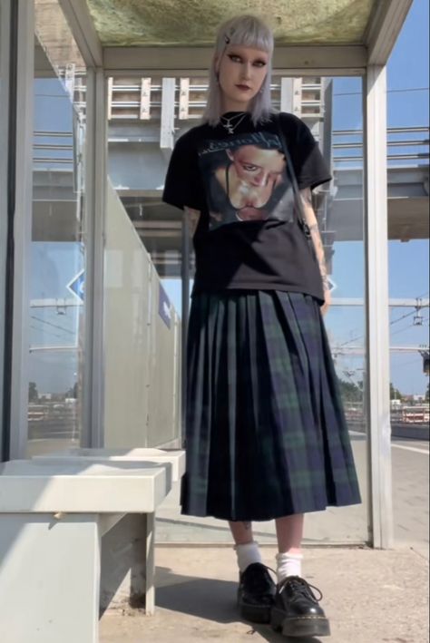 Masculine Skirt Outfit, Urban Aesthetic Outfit, Masc Skirt Outfit, Eclectic Fashion Style, Plaid Outfit, June Dress, Long Skirt Outfits, Alt Outfits, Plaid Outfits