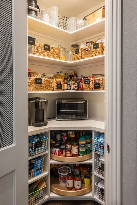 Small Corner Pantry, Diy Pantry Makeover, Walk In Pantry Ideas, Pantry Renovation, Pantry Closet Design, Pantry Layout, Dream Pantry, House Pantry, Pantry Room