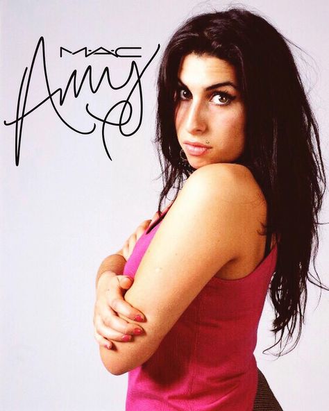 Amy Winehouse For MAC💄 on Instagram: “SIGN + SHARE THE ‘AMY WINEHOUSE X MAC’ PETITION NOW ON CHANGE.ORG, TO GET AMY WINEHOUSE HER OWN MAKE-UP INSPIRED LINE DEDICATED TO HER💄…” Amy Winehouse Rare, Amy Winehouse Makeup, Amy W, Amazing Amy, No Makeup, Amy Winehouse, 1 Girl, Rare Photos, Instagram Sign