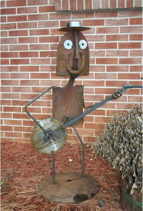 Funky Creatures, Scrape Art, Drátěná Socha, How To Weld, Yard Art Crafts, Cutlery Art, Tank Art, Metal Sculptures Garden, Welding Shop