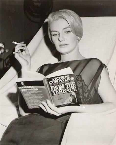 Joanne Woodward reading on the set of From the Terrace.  From the Terrace(1960)is a film directed by Mark Robson and starring Paul Newman,Joanne Woodward,Myrna Loy, Barbara Eden, Ina Balin, and Leon Ames.  The screenplay was written by Ernest Lehman based on the 1958 novel by John O’Hara that tells the story of the estranged son of a Pennsylvania factory owner who marries into a prestigious family and moves to New York to seek his fortune. Paul Newman Joanne Woodward, Celebrities Reading, Joanne Woodward, People Reading, Women Reading, Book Rack, How To Read People, Sean Penn, Orson Welles