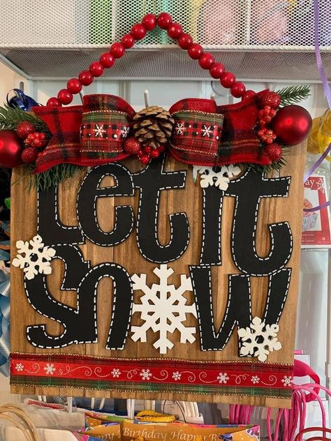 Let It Snow Wood Sign, Let It Snow Sign, Dollar Tree Christmas, Diy Christmas Decorations Easy, Dollar Tree Diy Crafts, Christmas Wood Crafts, Holiday Crafts Christmas, Christmas Decorations Rustic, Christmas Door Decorations