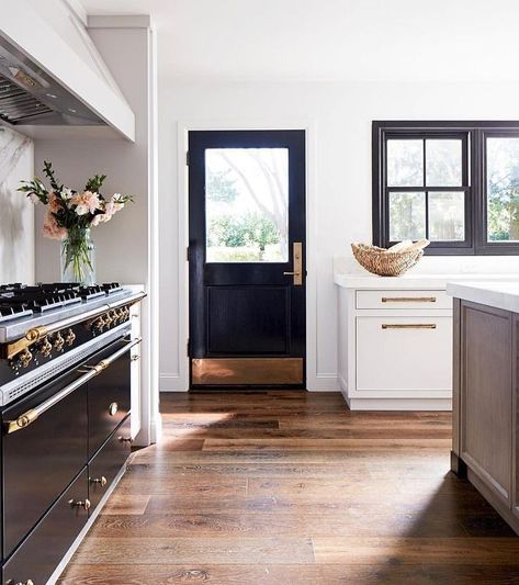 Love the black kitchen door. Black Interior Doors, Kitchen Design Color, Kick Plate, Floor Colors, Kitchen Doors, Home Modern, Black Doors, Black Kitchens, Interior Door