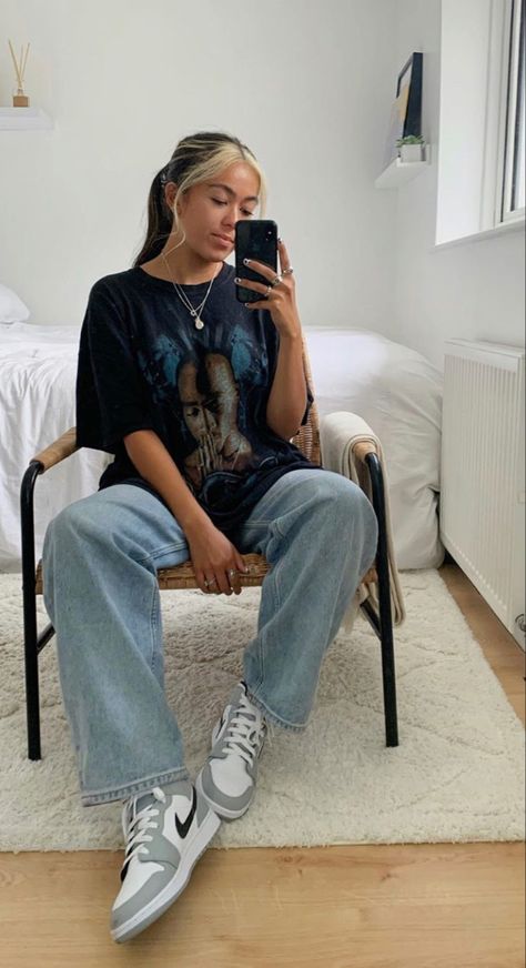 #fashion #style #streetwear Modest Aesthetic Outfits Summer, Big T Shirt Outfits Street Style, Grafic Tshirts Outfit Ideas, Aesthetic Modest Outfits, Big T Shirt Outfits, Modest Streetwear, Graphic Tee Outfits, Fits Clothes, Tomboy Style Outfits