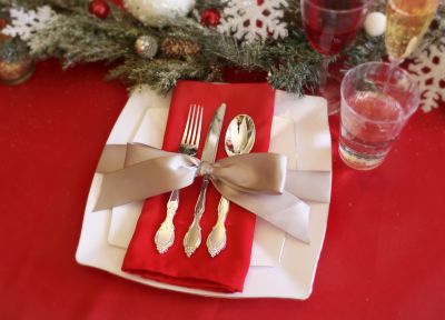 Holiday Bow Table Settings - Smarty Had A Party Blog Holiday Place Settings, Salad Plates, Place Settings, Forks, Tablecloths, Spoons, Dinner Plates, A Table