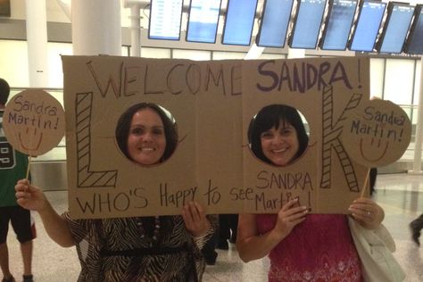 Quick DIY to meet our friend at the International Airport! Made everyone SMILE! Airport Welcome Signs, Airport Pickup, Airport Signs, Home Posters, Welcome Home Posters, Long Distance Friendship, Quick Diy, International Airport, Welcome Home