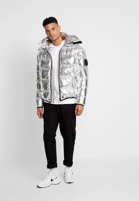 Silver Jacket Outfit, Black And Silver Outfits, Puffer Jacket Outfit Men, Silver Outfits, Puffer Jacket Outfit, Outfit Festival, Puffer Jacket Men, Silver Jacket, Shiny Jacket