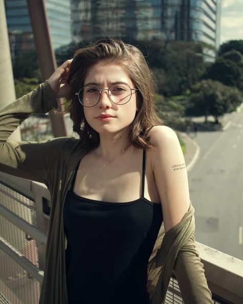 bolada. 📸 @marsovi_ ❤️ Hair Colour For Green Eyes, Pose Model, Hairstyles With Glasses, European Girls, Female Pose Reference, Photography Portraits, Wearing Glasses, Girls With Glasses, Instagram Photography