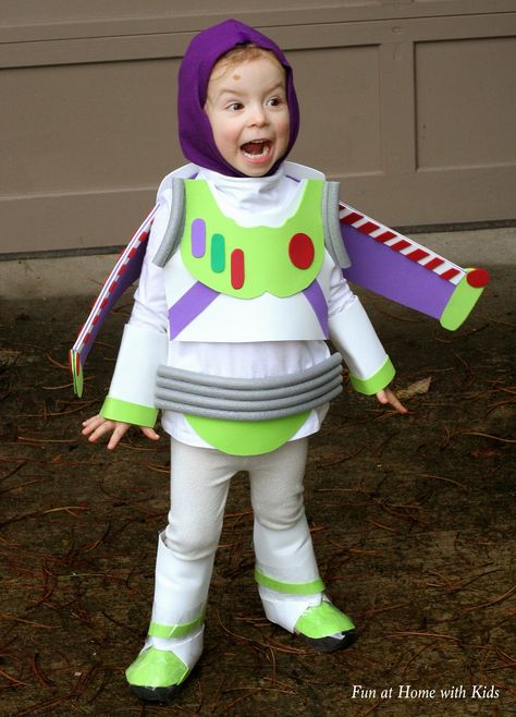 DIY Kids Buzz Lightyear No Sew Halloween Costume from Fun at Home with Kids Diy Buzz Lightyear Costume, Buzz Lightyear Costume Toddler, Disfraz Buzz Lightyear, Disfraz Toy Story, Lightyear Costume, Sew Halloween Costume, Buzz Lightyear Costume, Toy Story Costumes, Baby Kostüm