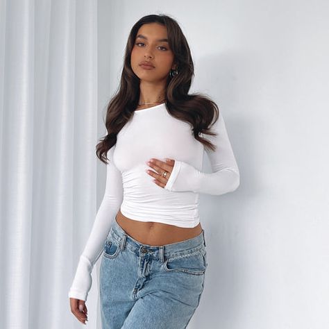 White Sleeves Outfit, White Long Sleeve And Jeans Outfit, White Fox Jeans, Long Sleeve White Top Outfits, White Fox Tops, White Long Sleeve Top Outfit, Casting Outfit, White Long Sleeve Outfit, White Long Sleeve Shirt Outfit