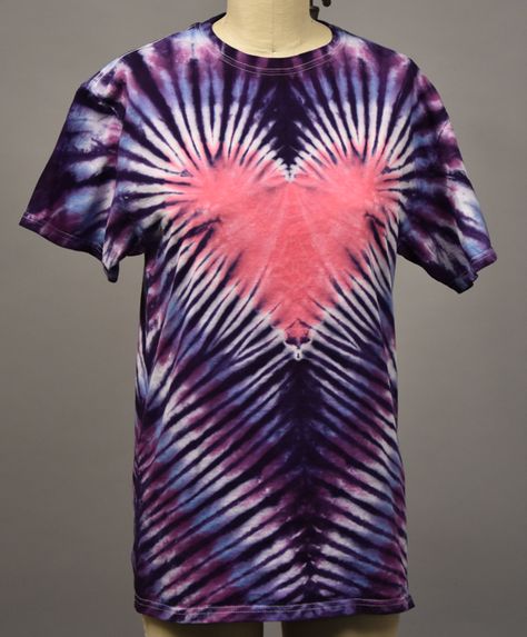 Tie Dye Heart Pattern, Diy Tie Dye Heart, Heart Tie Dye Shirt, Dye Projects, Heart Tie Dye, Tie Dye Tutorial, Diy Tie Dye Techniques, Diy Tie Dye Designs, Tie Dye Patterns Diy