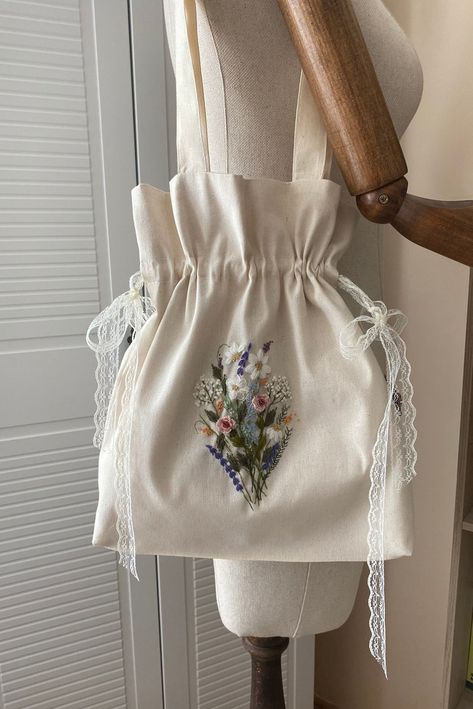 Embroidered Tote Bag Summer Bag Linen Tote Bag linen Crossbody Bag Handmade Floral Bag Lace Bag Embroidered Floral Bag - Etsy Turkey Diy Tote Bag Design, Desain Tote Bag, Tote Bag Summer, Simple Hand Embroidery Patterns, Handmade Fabric Bags, Linen Tote Bag, Lace Bag, Diy Broderie, Diy Embroidery Designs