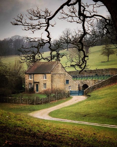 English Countryside Village, Cottage On A Hill, Quaint English Villages, Horizon Stone Hermitage 19th Century, Rural England English Countryside, Thatched Cottages England, English Cottages, English Village, British Countryside