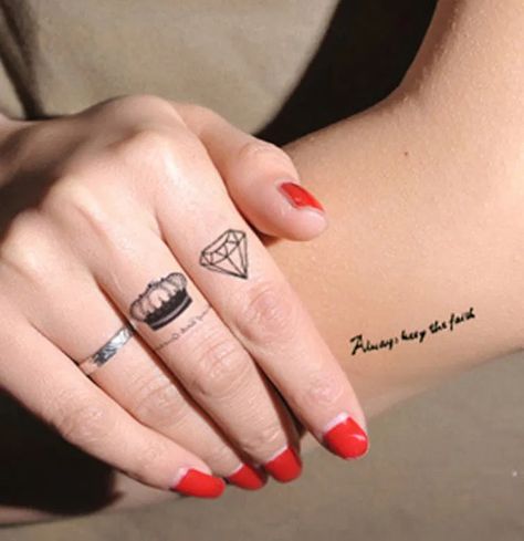 Crown Finger Tattoo, Tattoo Free, Temporary Tattoo Sleeves, Knot Tattoo, Coffee Tattoos, Shape Tattoo, Diamond Tattoos, Queen Tattoo, Henna Tattoo Designs Simple