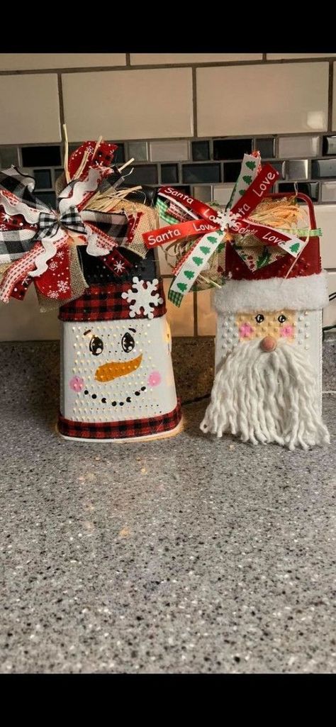 Recycled Christmas Decorations, Trash Into Treasure, Recycled Christmas, Dollar Store Christmas Crafts, Dollar Store Christmas, Christmas Yard Decorations, Painted Christmas Ornaments, Cheese Grater, Dollar Tree Diy Crafts