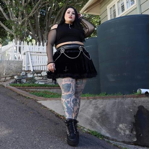 Goth Women Fashion, Plus Size Goth Outfit Ideas, Plus Size E Girl, Fat Goth Girl, Chubby Goth Girl, Plus Size Goth Outfits, Goth Outfits Plus Size, Plus Size Goth Fashion, Fat Goth