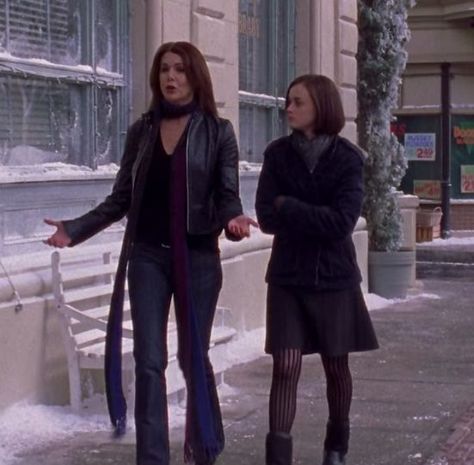 Lorelai Gilmore Juicy Couture, Lora Lie Gilmore Outfits, Lorelai Winter Outfits, Zip Cardigan Outfit, Lorelai Gilmore Dresses, Lorelai Gilmore Winter Outfits, Lorelai Gilmore Outfits Season 1, Loralie Gilmore Aesthetic, Loralie Gilmore Iconic Outfits