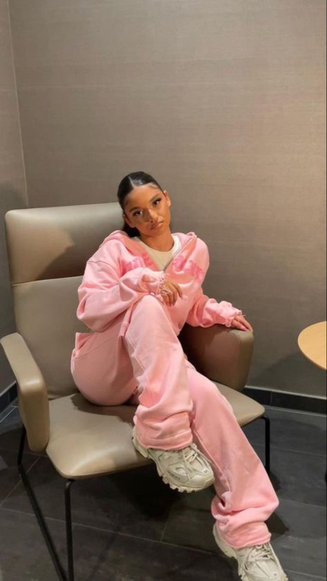 All Pink Outfits Black Women, Green Pink Outfit Aesthetic, Track Suit Outfits Women, Pink Sweatsuit Outfits, Pink Outfits Streetwear, Girly Streetwear Fashion, Pink Tracksuit Outfit, Pink Sweats Outfit, Outfits Inspiration Aesthetic