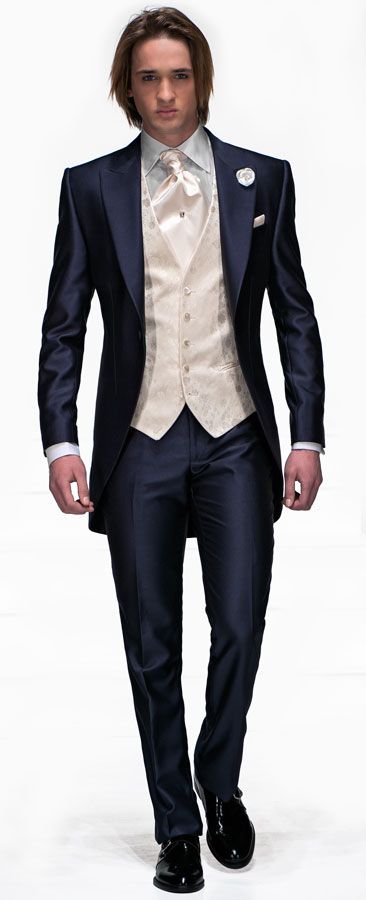 Traje de boda Italiano, me gusta el color como azul oscuro brillante Mens Wedding Suits Navy, Groom Tuxedo Blue, Navy Blue Groom, Groom Tuxedo Wedding, Groomsmen Tuxedos, Formal Dresses For Men, Navy Blue Tuxedos, Mens Wedding Attire, Light Grey Suits