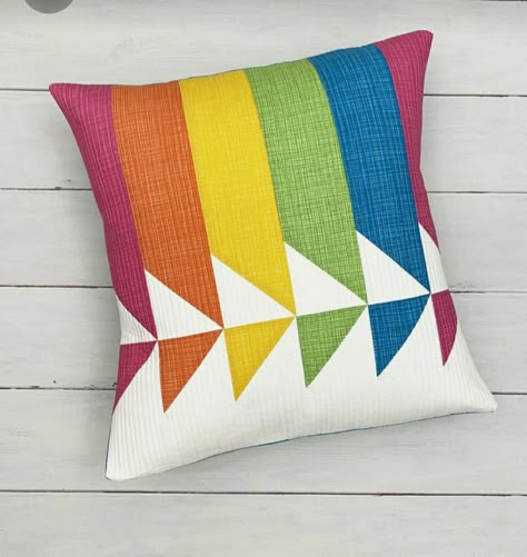 Motifs Blackwork, Quilted Pillows, Quilted Pillow Covers, Modern Quilting Designs, Modern Quilt Blocks, Bench Pillow, Modern Pillow Covers, Pillow Crafts, Patchwork Cushion