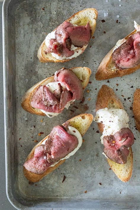 Beef Tenderloin Appetizer Recipes, Beef Tenderloin Appetizers, Tenderloin Appetizer, Beef Tenderloin Crostini, Burrata Crostini, Beef Appetizers, Tasty Appetizers, Crostini Appetizers, Cozy Sunday